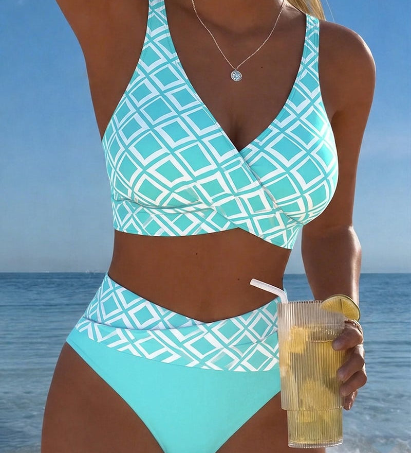 Sara - Two-Piece Bikini with Cut and Diamond Pattern Top